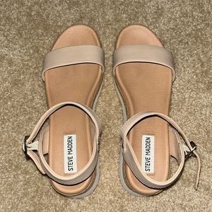 Women’s Steve Madden chunky sandal with strap.